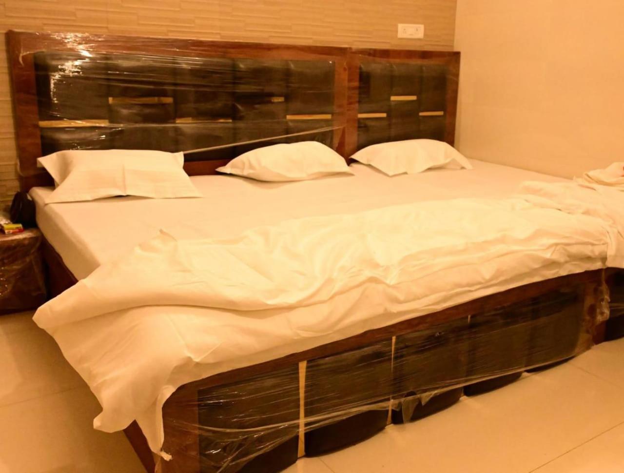 Sri Ram Lalla International Hotel Ayodhya ภายนอก รูปภาพ
